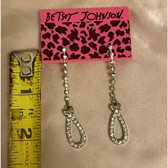 NWT Betsey Johnson white crystal formal dangle earrings. - Picture 2 of 2